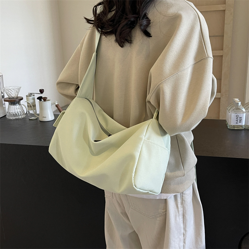 Women's Medium Cloth Solid Color Basic Zipper Crossbody Bag display picture 3
