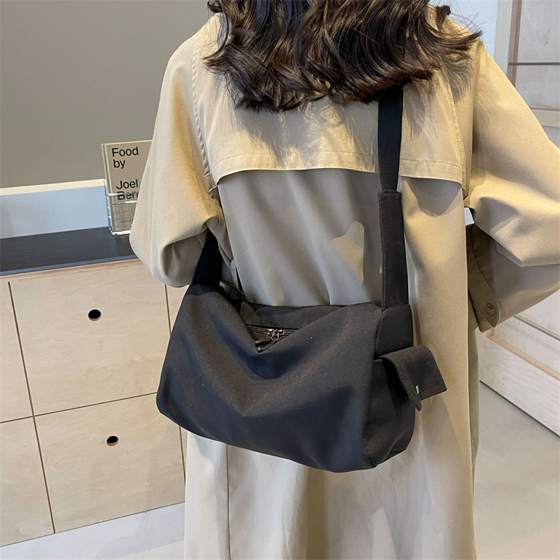 Women's Medium Cloth Solid Color Basic Zipper Crossbody Bag display picture 4