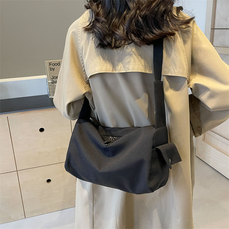 Women's Medium Cloth Solid Color Basic Zipper Crossbody Bag display picture 6