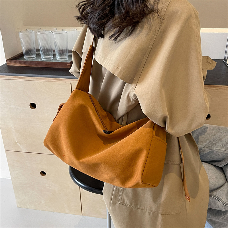 Women's Medium Cloth Solid Color Basic Zipper Crossbody Bag display picture 10