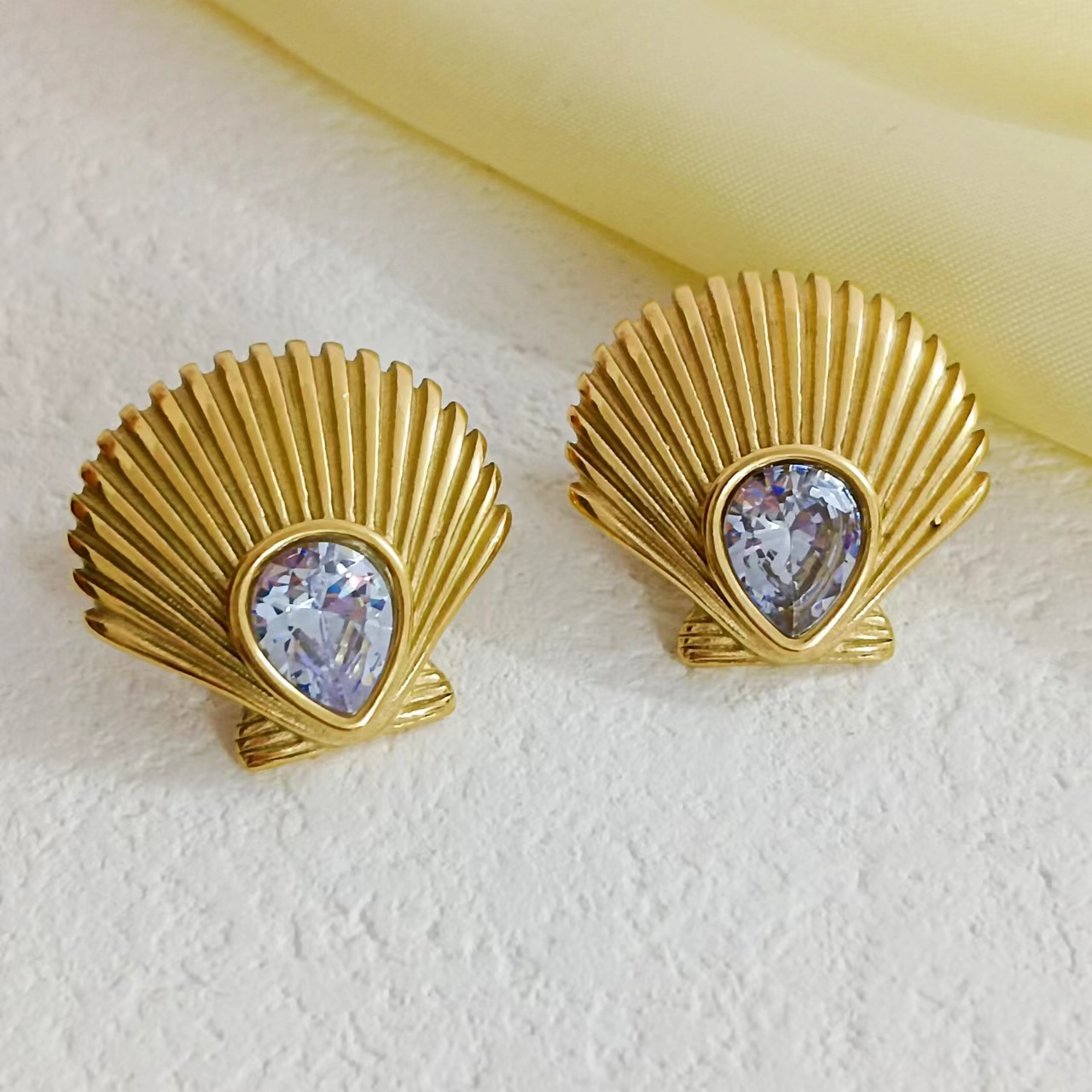 1 Pair Elegant Vintage Style Lady Shell Plating Inlay 304 Stainless Steel Rhinestones 18K Gold Plated Ear Studs display picture 2