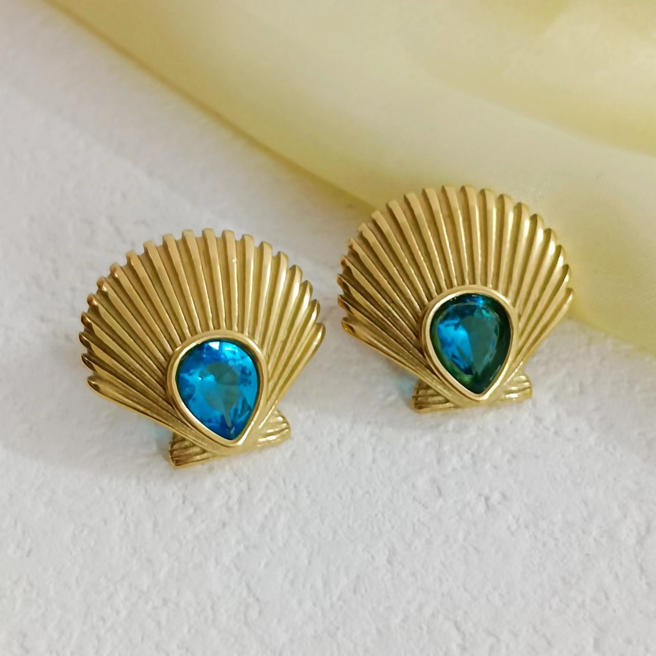 1 Pair Elegant Vintage Style Lady Shell Plating Inlay 304 Stainless Steel Rhinestones 18K Gold Plated Ear Studs display picture 1