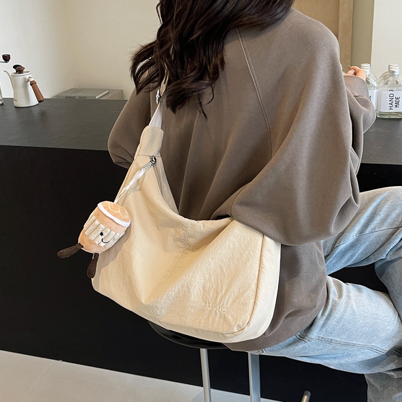 Women's Medium Pu Leather Solid Color Basic Classic Style Dumpling Shape Zipper Crossbody Bag display picture 8