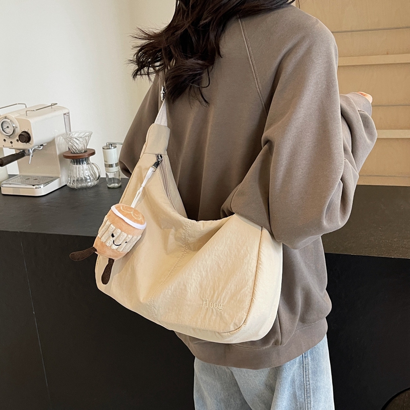 Women's Medium Pu Leather Solid Color Basic Classic Style Dumpling Shape Zipper Crossbody Bag display picture 10