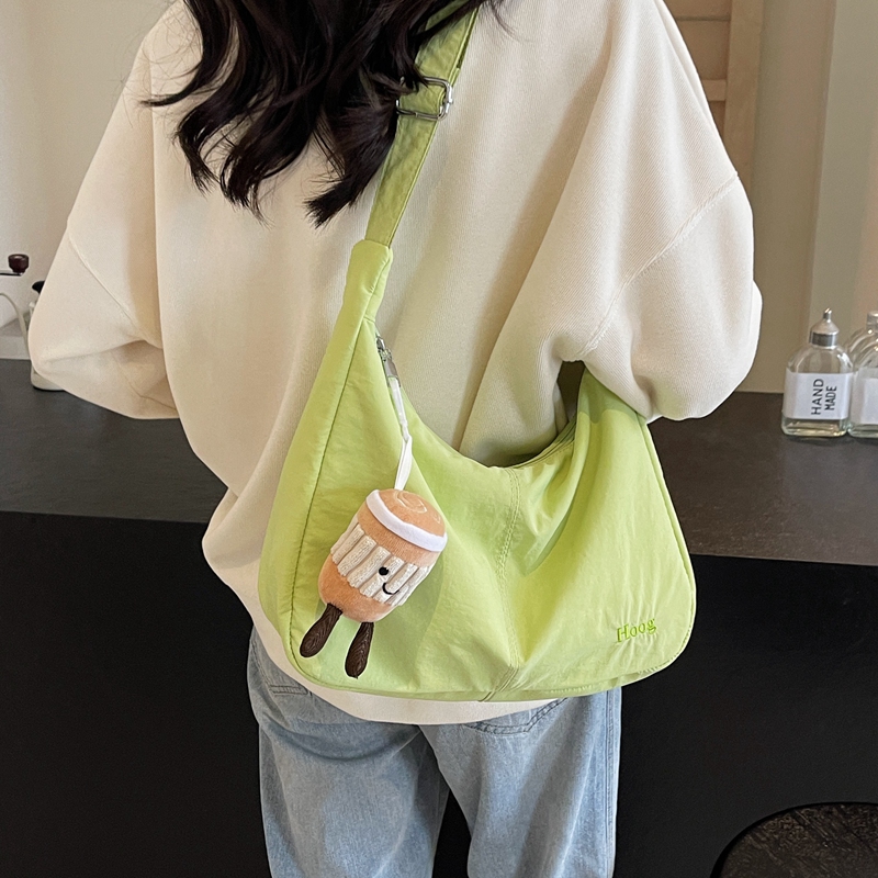 Women's Medium Pu Leather Solid Color Basic Classic Style Dumpling Shape Zipper Crossbody Bag display picture 12