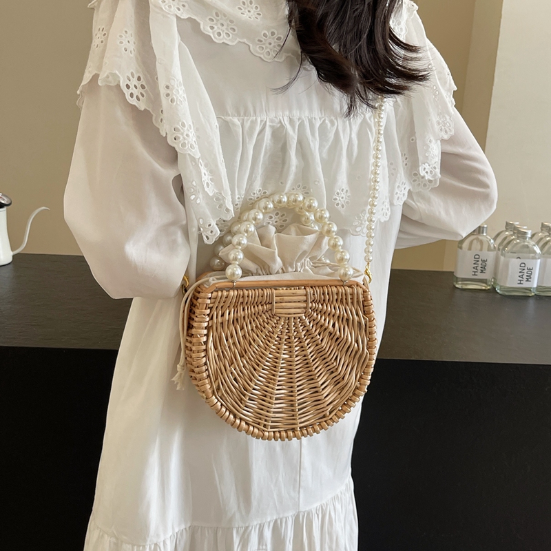 Women's Medium Straw Solid Color Vacation Beach Beading Weave String Straw Bag display picture 5