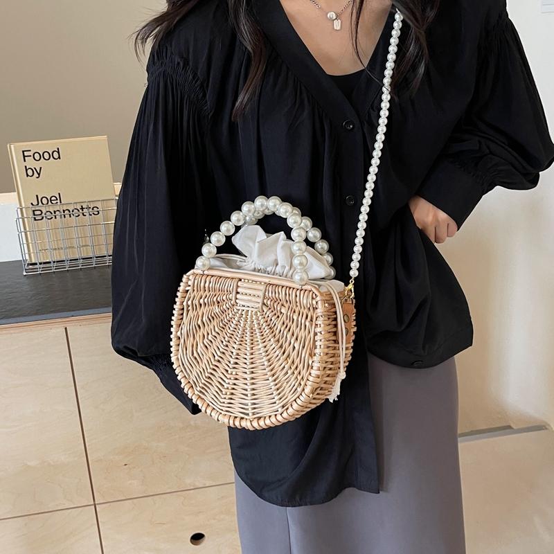 Women's Medium Straw Solid Color Vacation Beach Beading Weave String Straw Bag display picture 6
