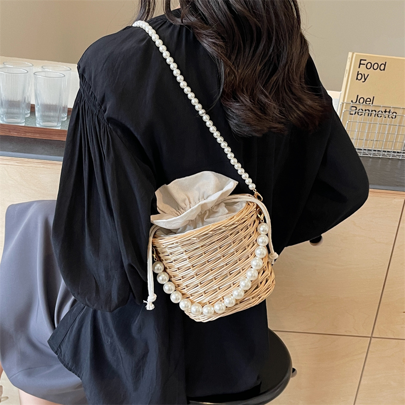 Women's Medium Straw Solid Color Vacation Beach Beading Weave Bucket String Straw Bag display picture 5