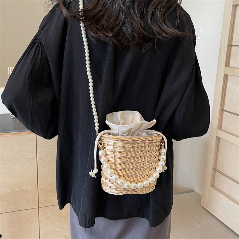 Women's Medium Straw Solid Color Vacation Beach Beading Weave Bucket String Straw Bag display picture 6