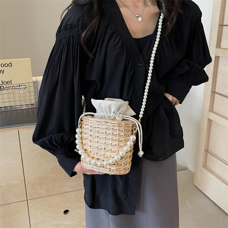 Women's Medium Straw Solid Color Vacation Beach Beading Weave Bucket String Straw Bag display picture 3