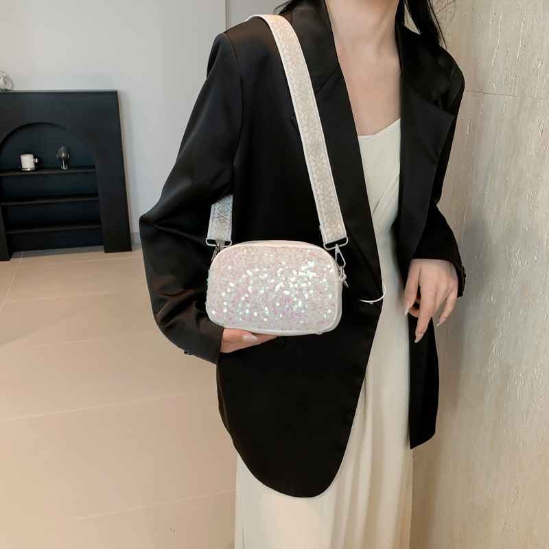 Women's Medium Pu Leather Solid Color Classic Style Streetwear Sequins Oval Zipper Crossbody Bag display picture 3