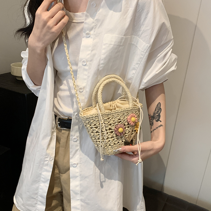 Women's Medium Straw Solid Color Flower Vacation Beach Weave Bucket String Straw Bag display picture 1
