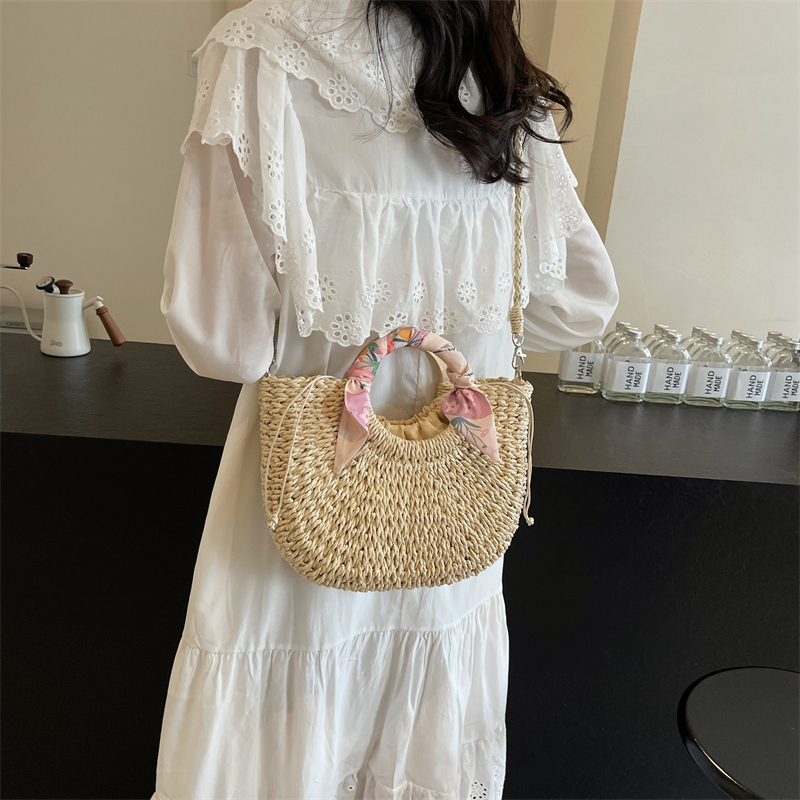 Women's Medium Straw Solid Color Vacation Beach Weave String Straw Bag display picture 4