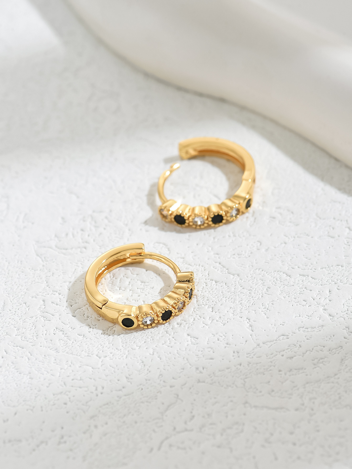 1 Pair Elegant Lady Geometric Inlay Copper Zircon 18K Gold Plated Hoop Earrings display picture 1