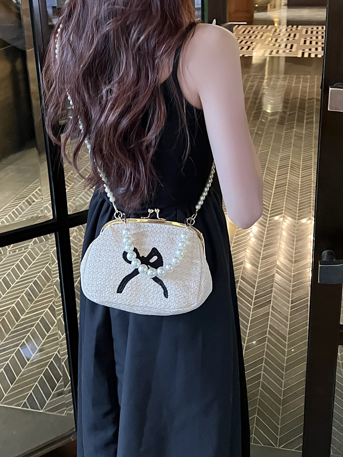 Women's Medium Straw Solid Color Bow Knot Vacation Beach Beading Clasp Frame Crossbody Bag display picture 1