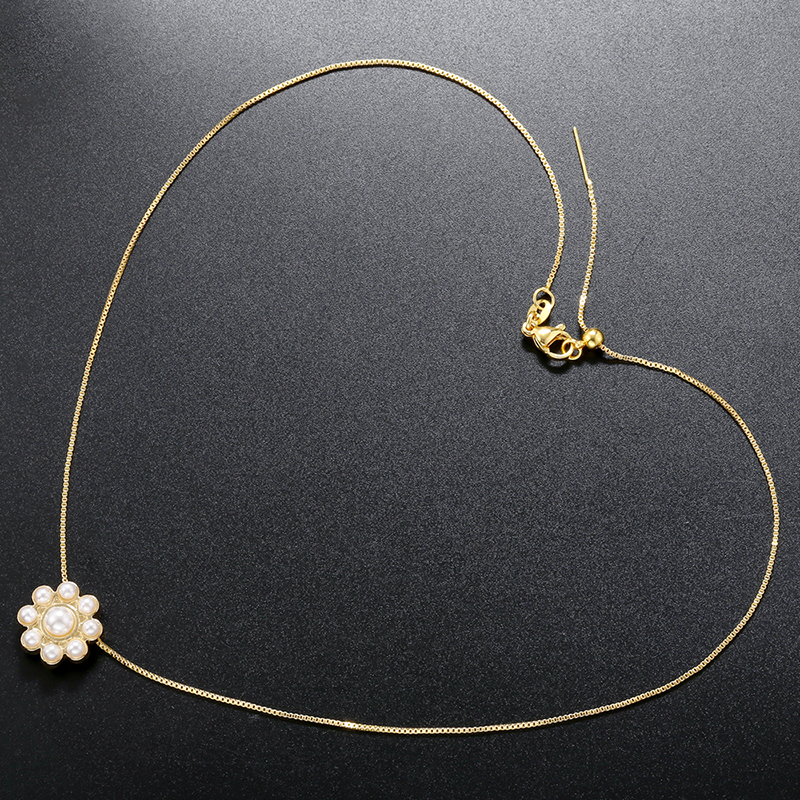 Wholesale Sweet Simple Style Round Petal Copper Inlay 18K Gold Plated Artificial Pearls Pendant Necklace display picture 3