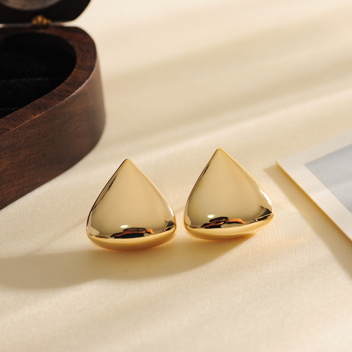 1 Pair Simple Style Triangle Polishing Copper 18K Gold Plated Ear Studs display picture 1