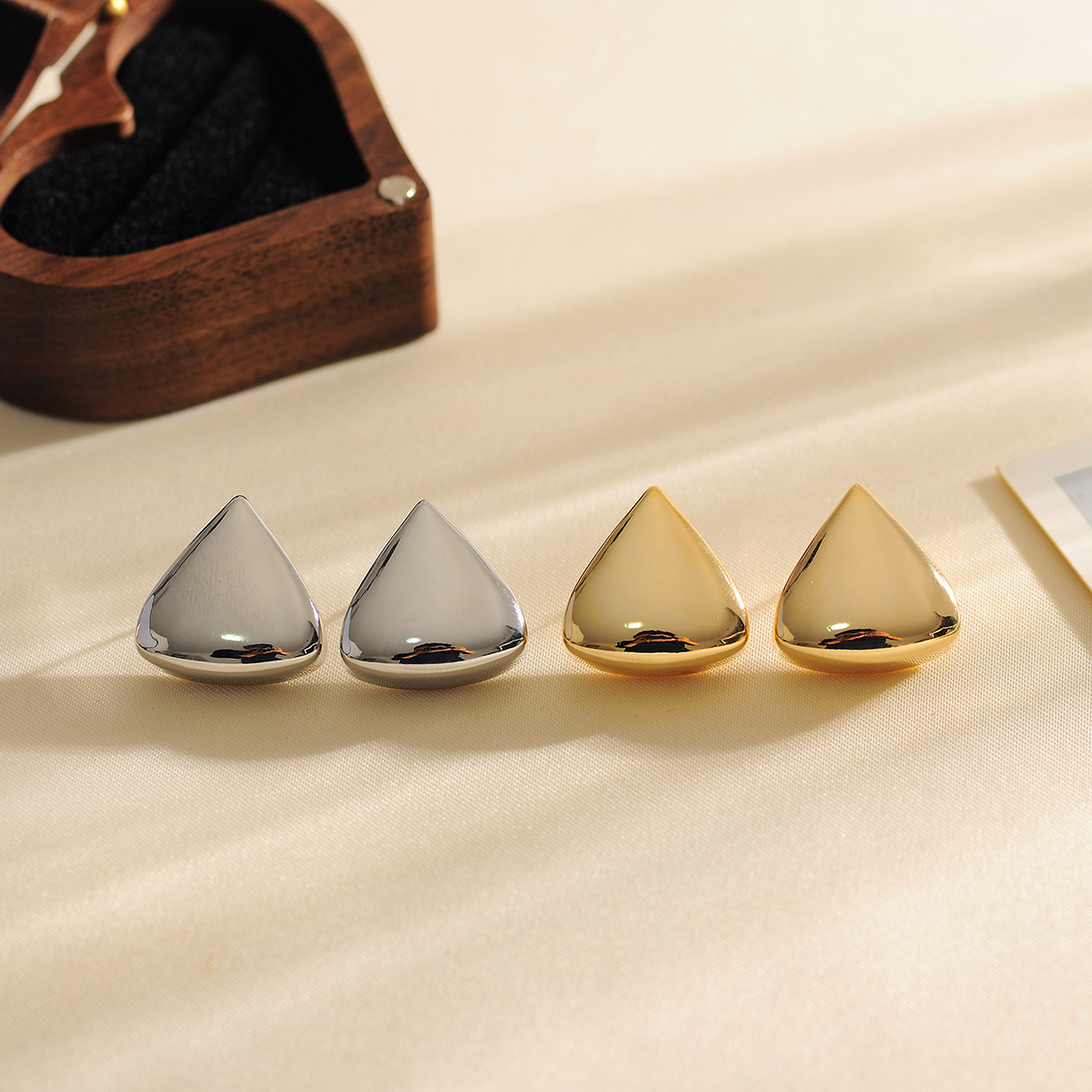 1 Pair Simple Style Triangle Polishing Copper 18K Gold Plated Ear Studs display picture 8