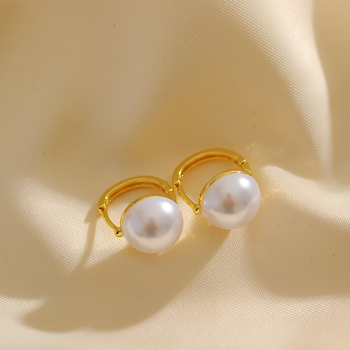 1 Pair Simple Style Round Inlay Copper Pearl 18K Gold Plated Earrings display picture 4