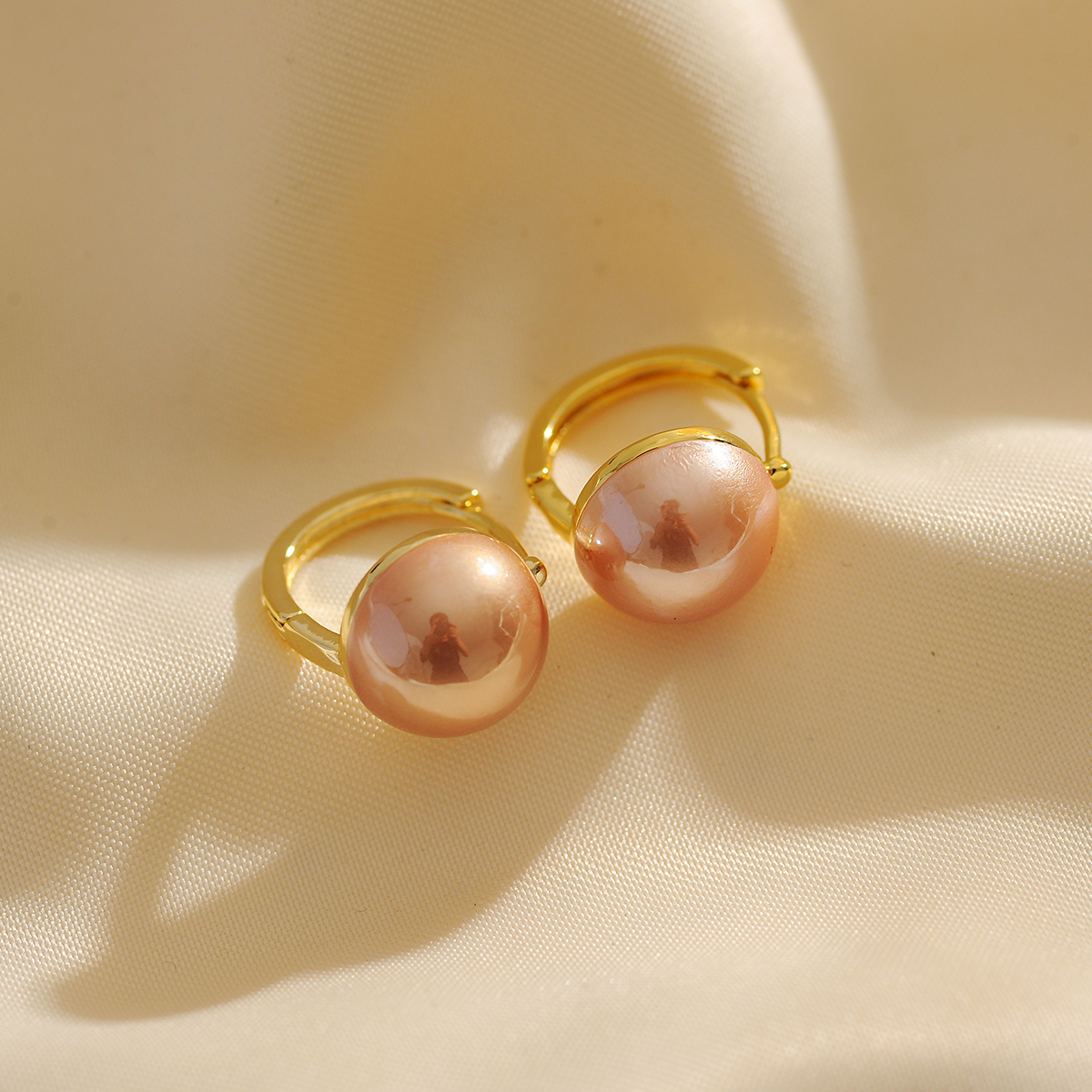 1 Pair Simple Style Round Inlay Copper Pearl 18K Gold Plated Earrings display picture 3