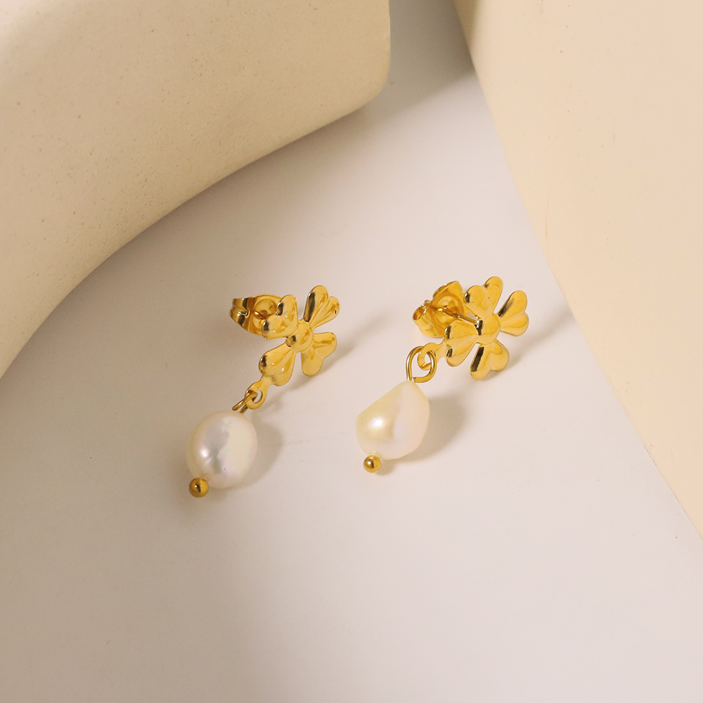 1 Pair Simple Style Classic Style Solid Color Plating Inlay Freshwater Pearl Titanium Steel Pearl 18K Gold Plated Drop Earrings display picture 3