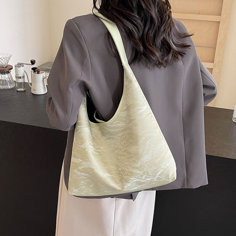Women's Medium Pu Leather Solid Color Basic Classic Style Pillow Shape Magnetic Buckle Underarm Bag display picture 7