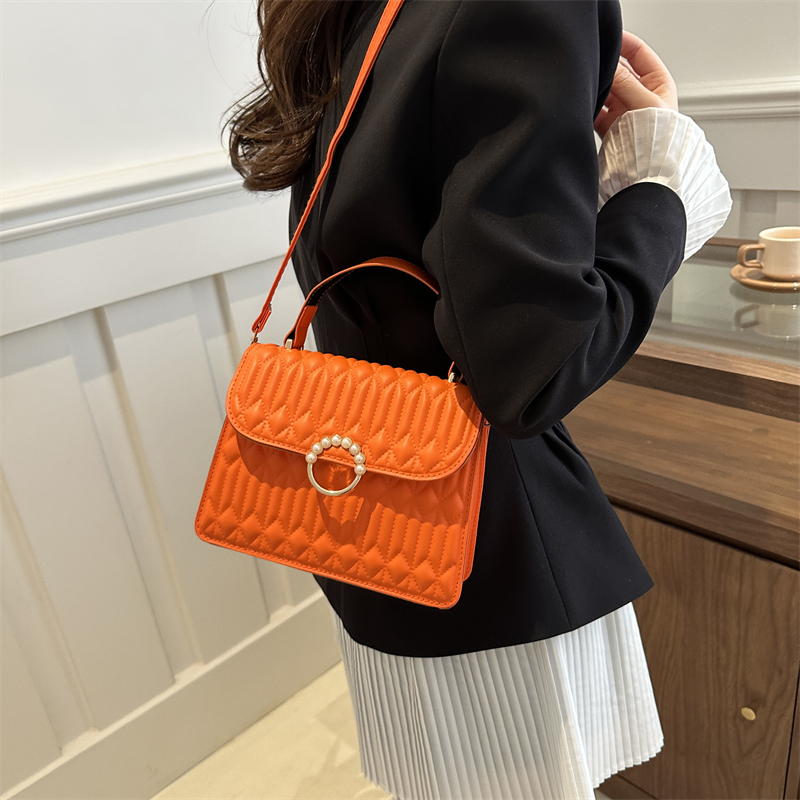 Femmes Moyen Faux Cuir Couleur Unie Style Vintage Style Classique Couvercle Rabattable Sac Bandoulière display picture 4