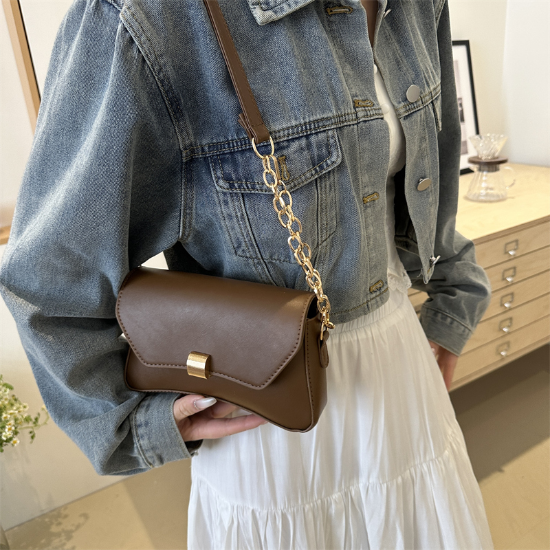 Women's Medium Pu Leather Solid Color Classic Style Streetwear Flip Cover Crossbody Bag display picture 11