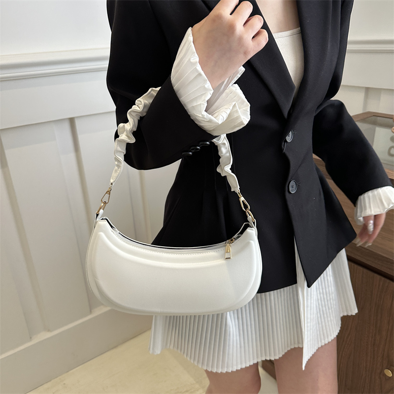 Women's Medium Pu Leather Solid Color Vintage Style Classic Style Dumpling Shape Zipper Saddle Bag display picture 2