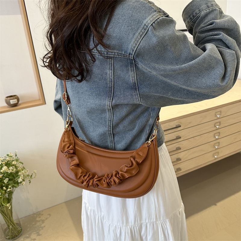 Women's Medium Pu Leather Solid Color Vintage Style Classic Style Dumpling Shape Zipper Saddle Bag display picture 8