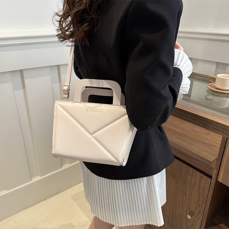 Femmes Moyen Faux Cuir Couleur Unie Vêtement De Rue Fermeture Éclair Sac Bandoulière display picture 10