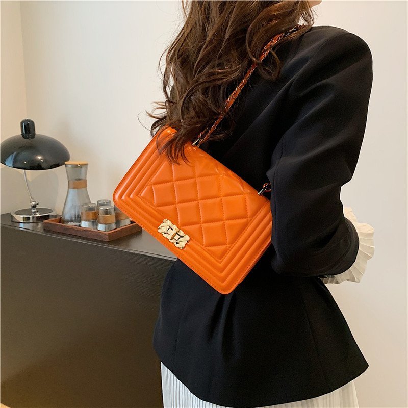 Women's Medium Pu Leather Solid Color Lingge Vintage Style Classic Style Flip Cover Crossbody Bag display picture 7