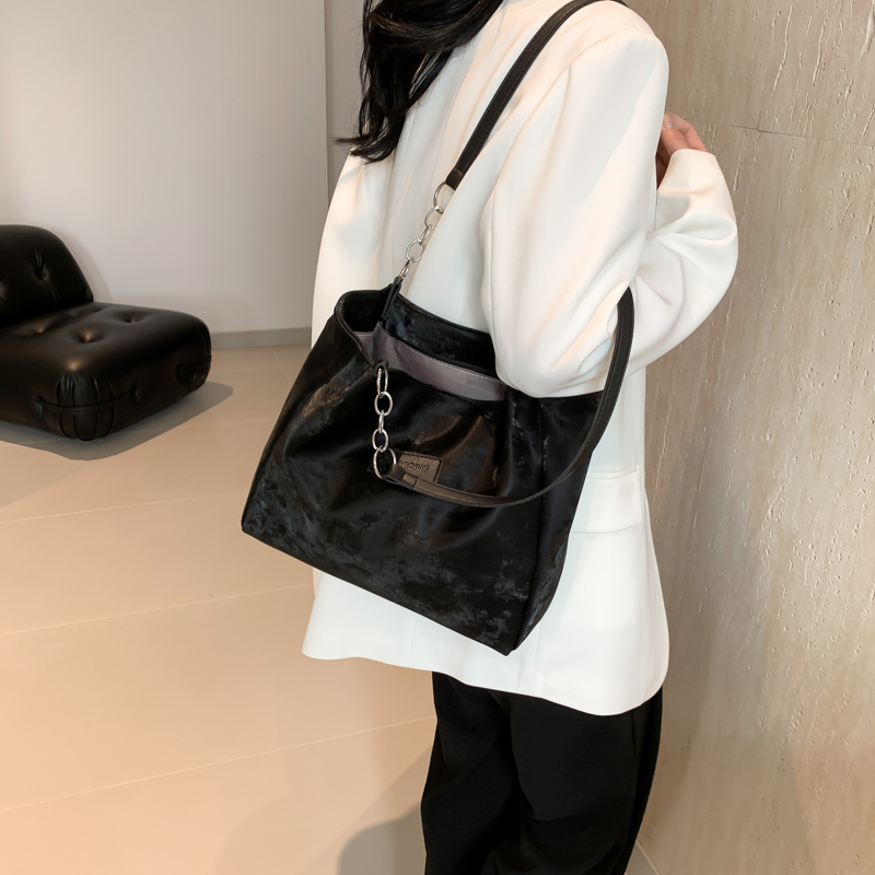 Women's Medium Pu Leather Solid Color Basic Classic Style Zipper Shoulder Bag display picture 5