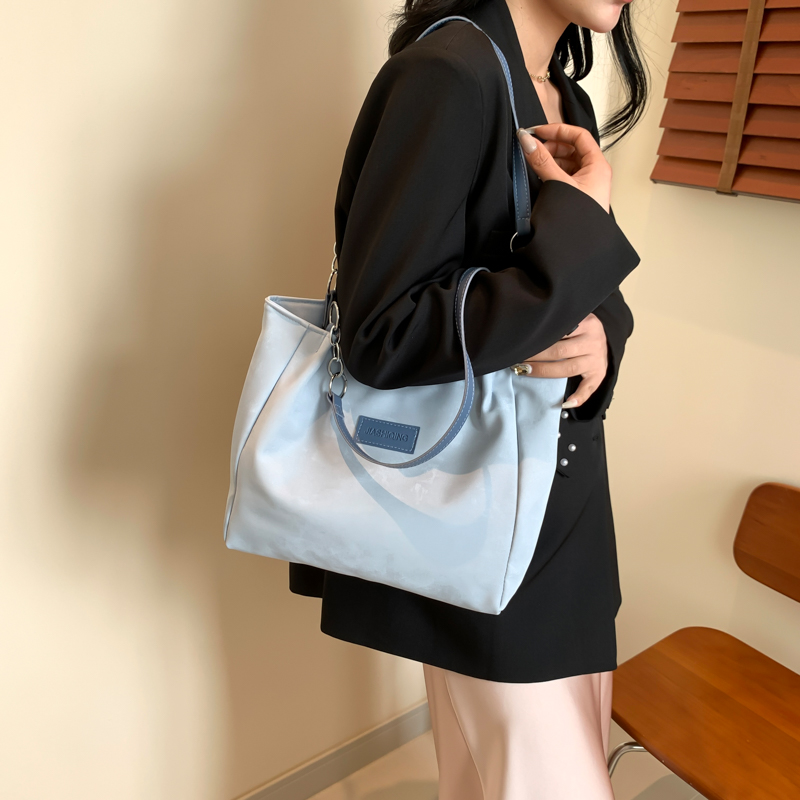Women's Medium Pu Leather Solid Color Basic Classic Style Zipper Shoulder Bag display picture 10