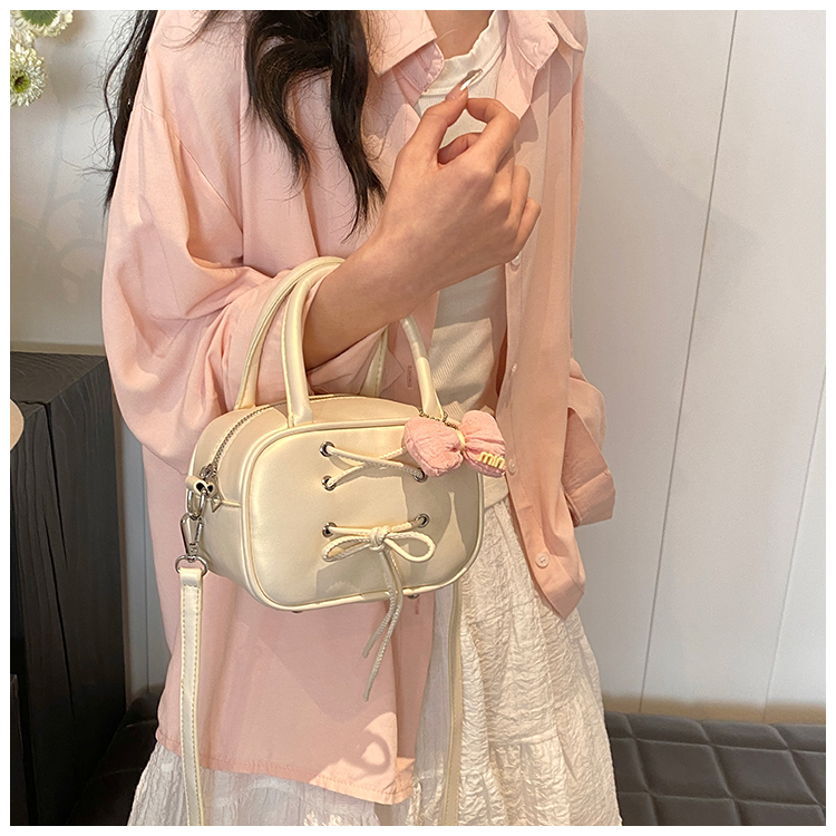 Women's Medium Pu Leather Solid Color Classic Style Sewing Thread Zipper Crossbody Bag display picture 14