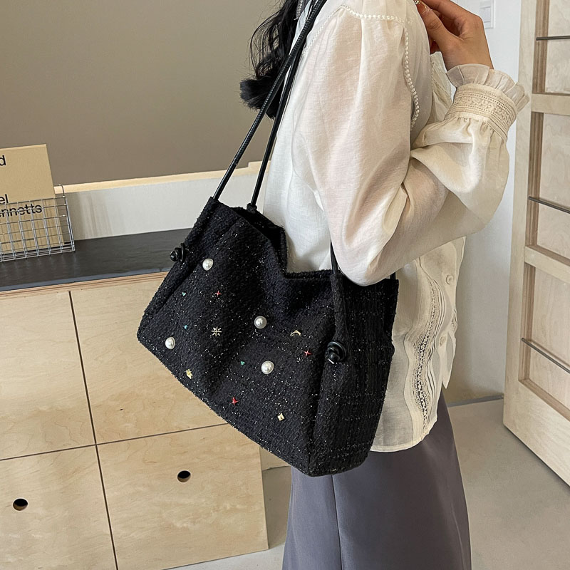 Women's Medium Yarn Solid Color Basic Pearls Sewing Thread Magnetic Buckle Shoulder Bag display picture 7