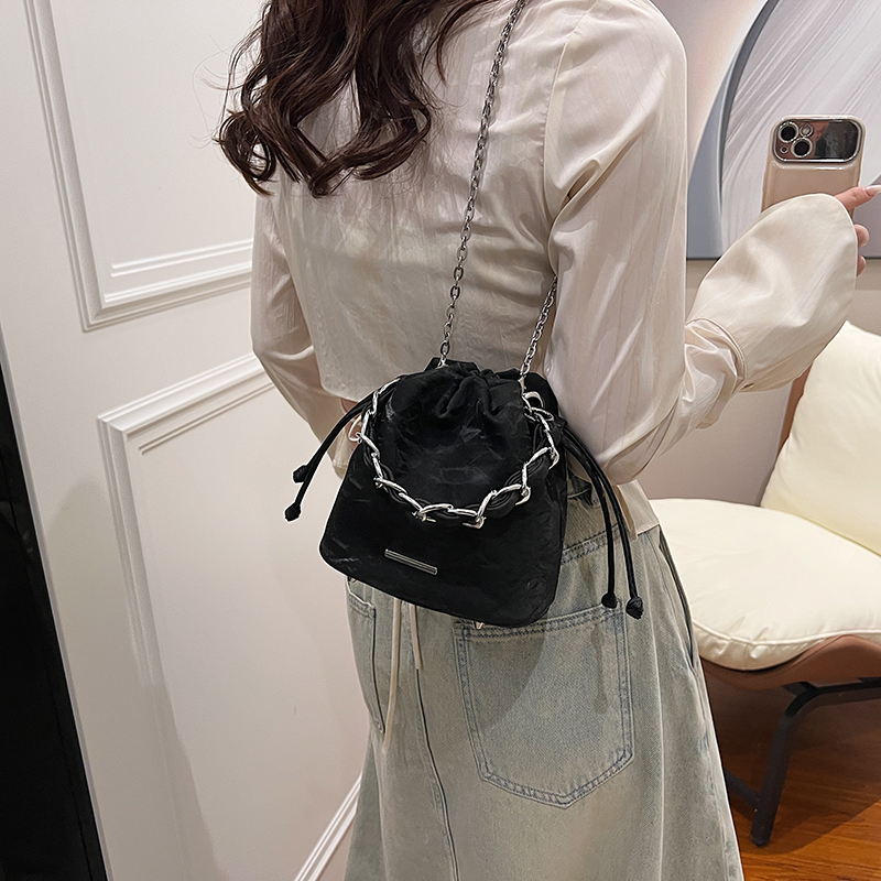 Femmes Moyen Faux Cuir Couleur Unie Style Vintage Style Classique Fil À Coudre Fermeture Éclair Sac Bandoulière display picture 11