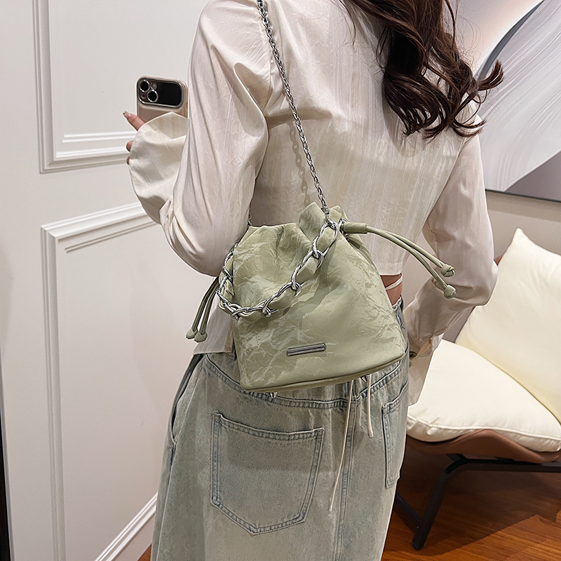 Women's Medium Pu Leather Solid Color Vintage Style Classic Style Sewing Thread Zipper Crossbody Bag display picture 12