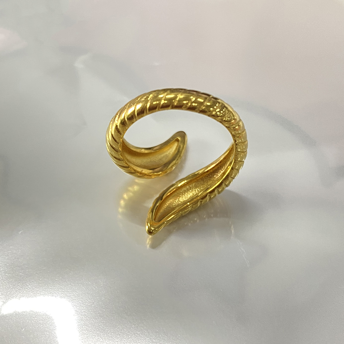 304 Stainless Steel 18K Gold Plated Simple Style Solid Color Horn Snake Open Rings display picture 1