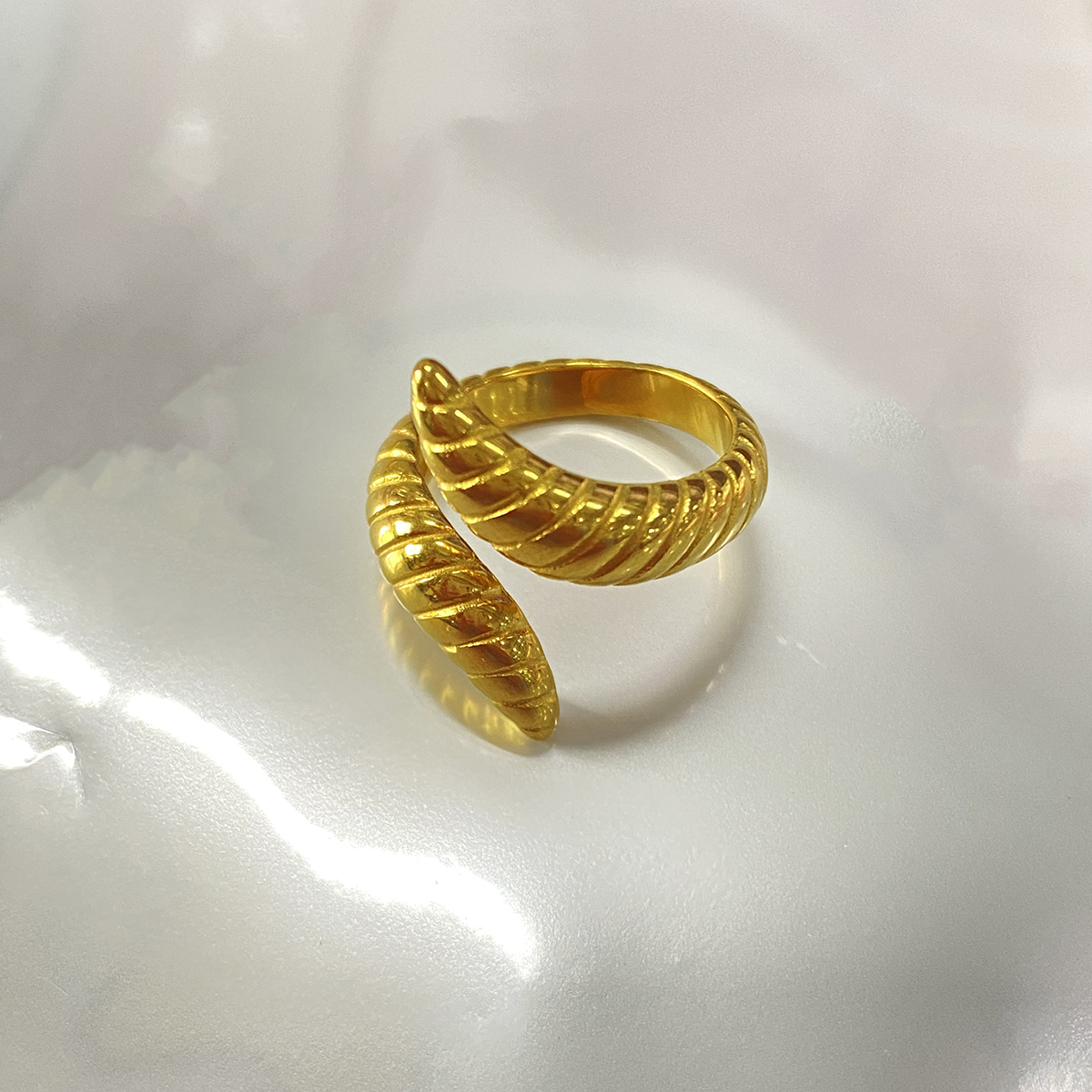 304 Stainless Steel 18K Gold Plated Simple Style Solid Color Horn Snake Open Rings display picture 2