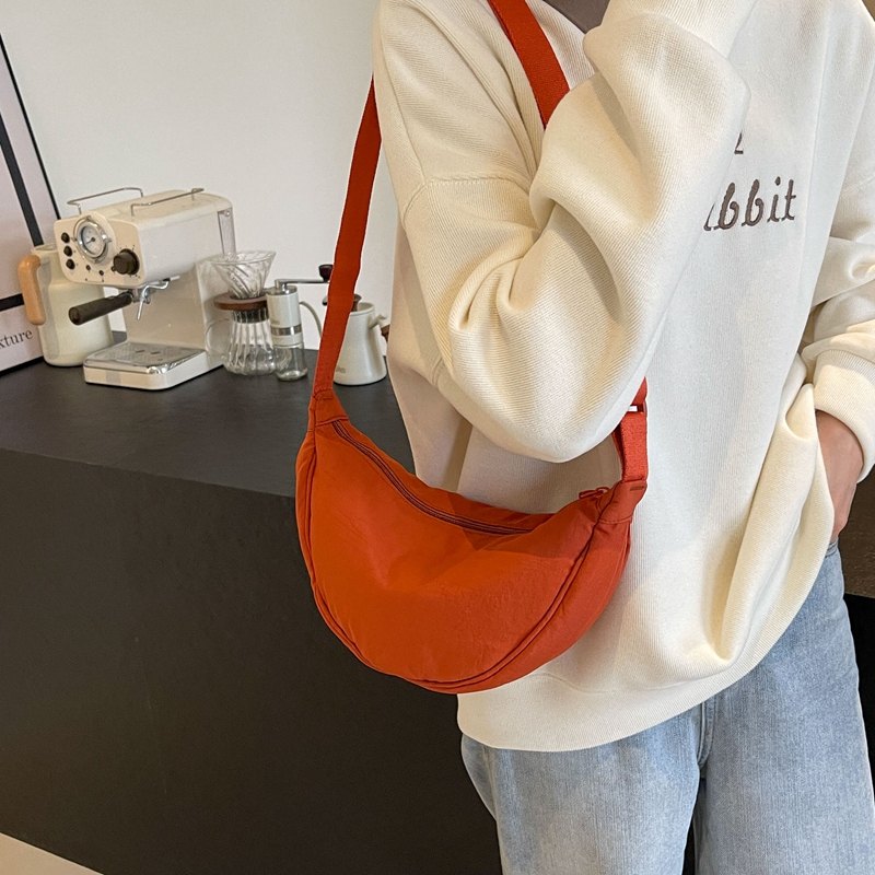 Women's Medium Cloth Solid Color Classic Style Streetwear Zipper Crossbody Bag display picture 7
