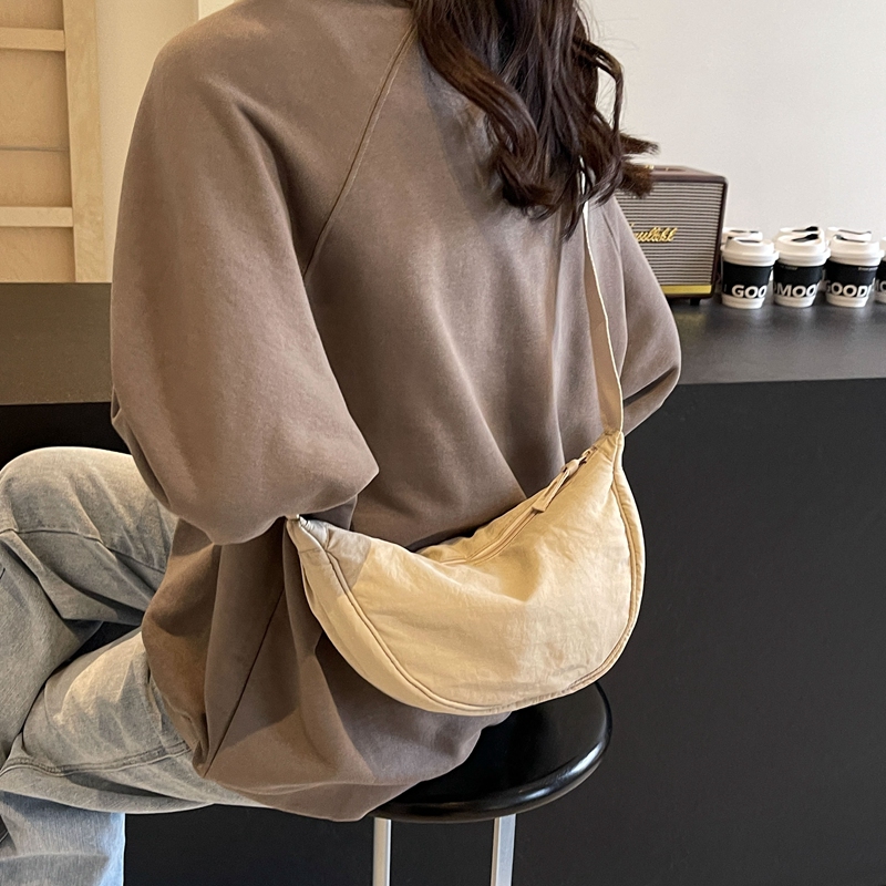 Women's Medium Cloth Solid Color Classic Style Streetwear Zipper Crossbody Bag display picture 23