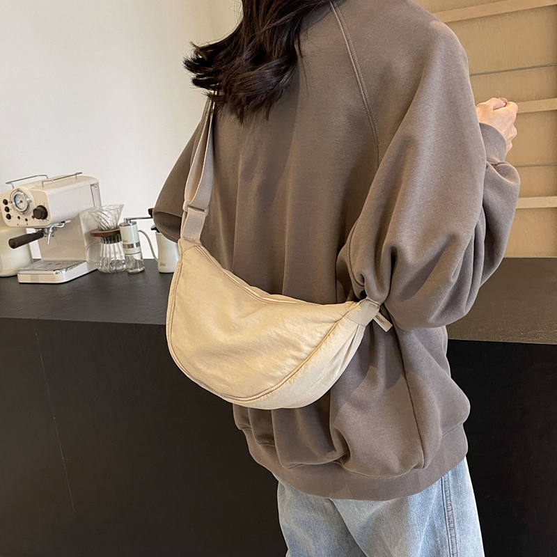 Women's Medium Cloth Solid Color Classic Style Streetwear Zipper Crossbody Bag display picture 11