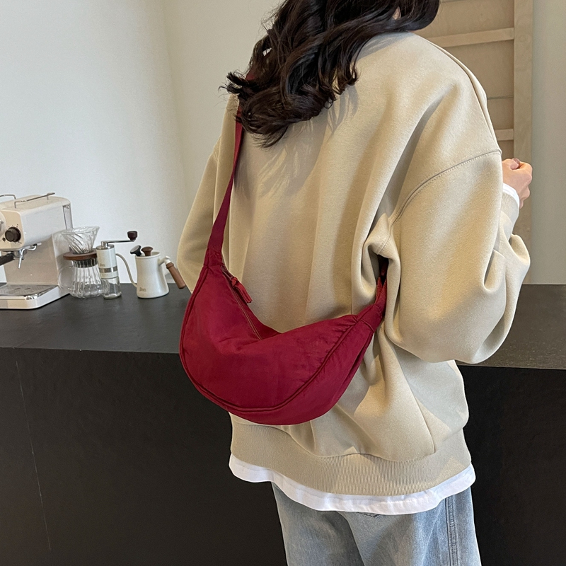 Women's Medium Cloth Solid Color Classic Style Streetwear Zipper Crossbody Bag display picture 32