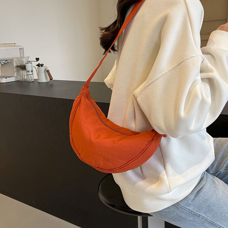 Women's Medium Cloth Solid Color Classic Style Streetwear Zipper Crossbody Bag display picture 18