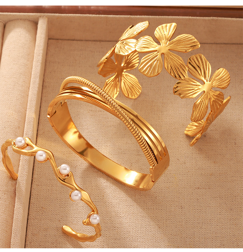 Titanium Steel 18K Gold Plated Basic Modern Style Classic Style Plating Fission Inlay Spray Flower Petal Artificial Pearls Bangle display picture 3