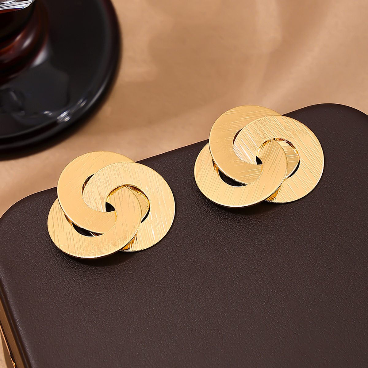 1 Pair Simple Style Classic Style Commute Solid Color Alloy Ear Studs display picture 1