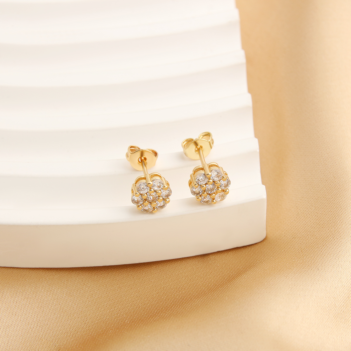 1 Pair IG Style Simple Style Shiny Flower Plating Inlay Copper Zircon 18K Gold Plated Gold Plated Ear Studs display picture 1