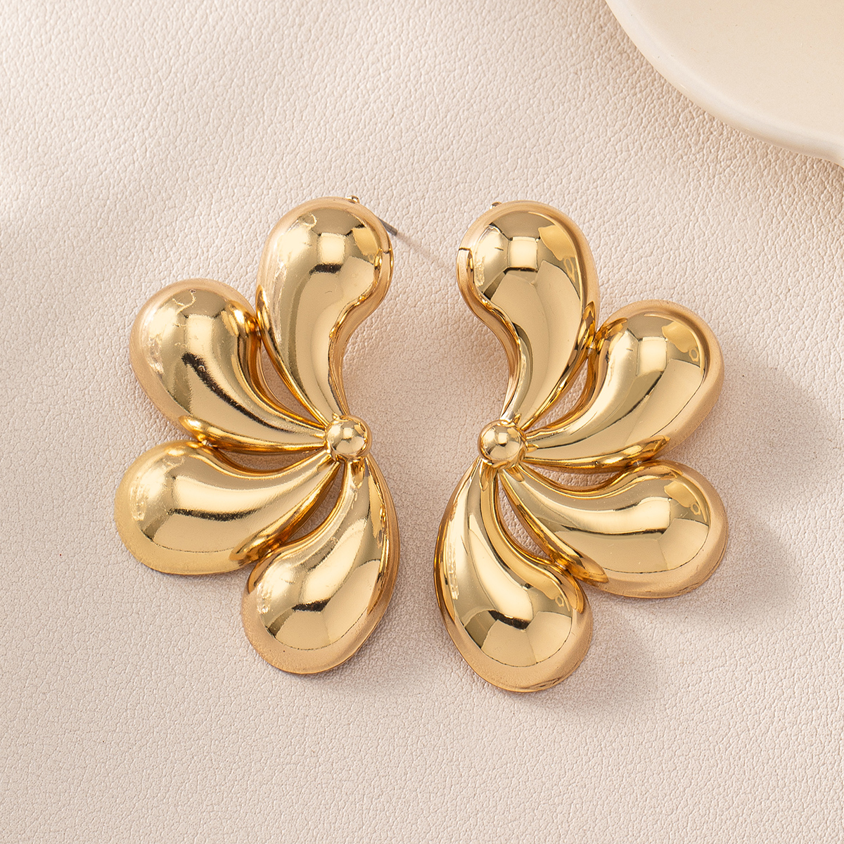 1 Pair Simple Style Classic Style Commute Petal Alloy Drop Earrings display picture 5