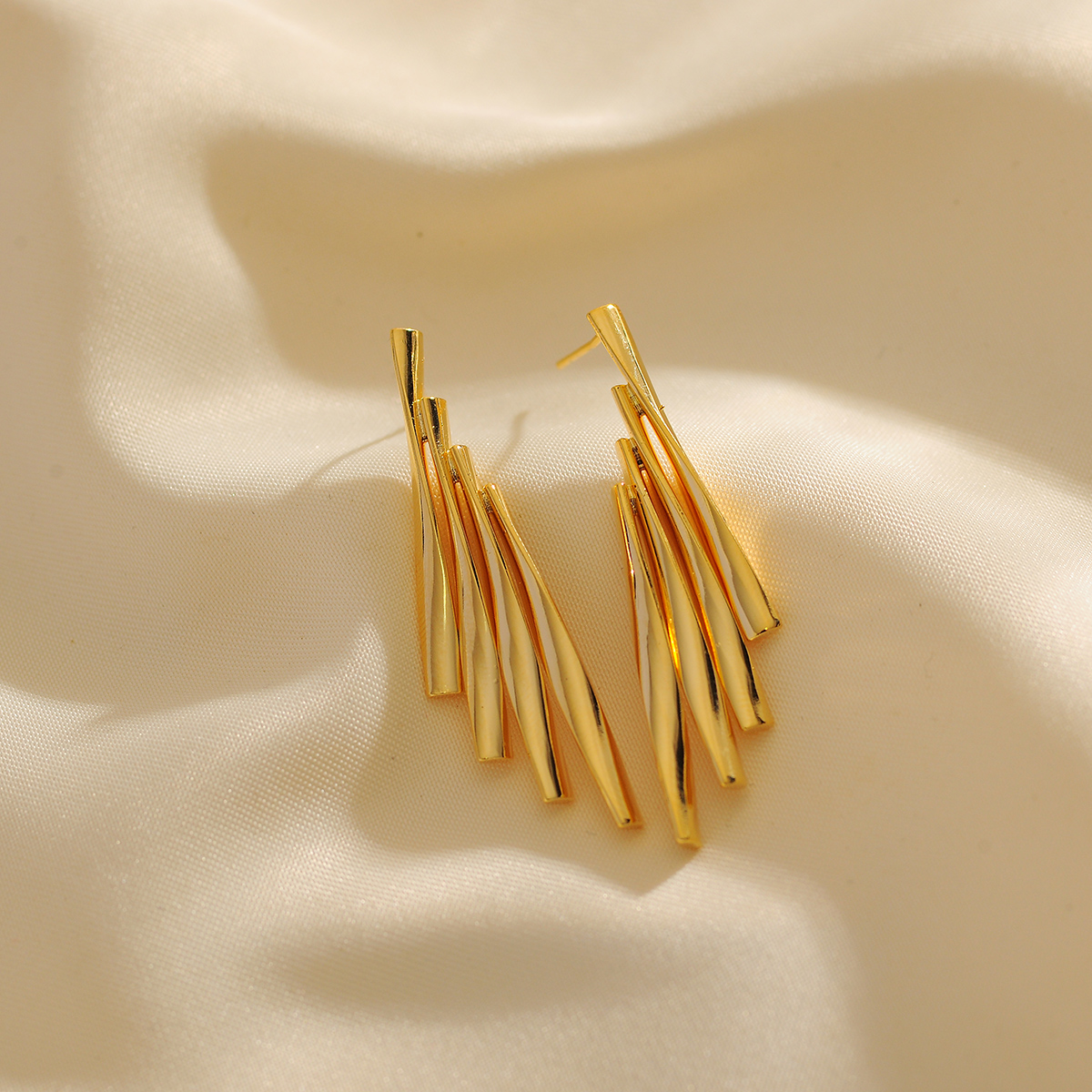 1 Pair Elegant Lady Simple Style Lines Copper 18K Gold Plated Drop Earrings display picture 1